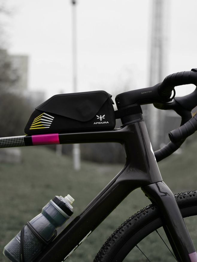 🚴‍♂️ Apidura Racing Bolt-On 1L — malá, ale extrémne praktická brašna, ktorá drží ako pribitá. Ak hľadáš miesto na mobil,...